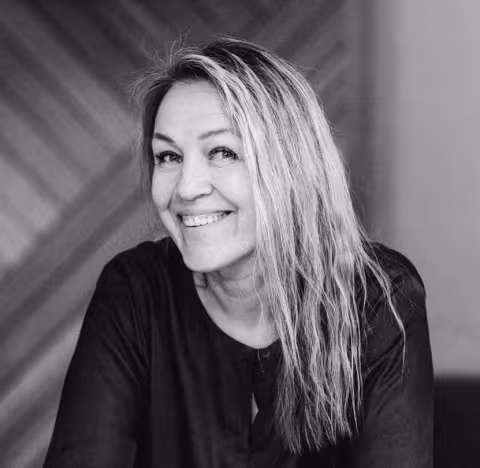 Barbara Bula, arhitekte, melnbalts portrets.